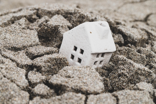 砂場に埋まった一軒家の模型