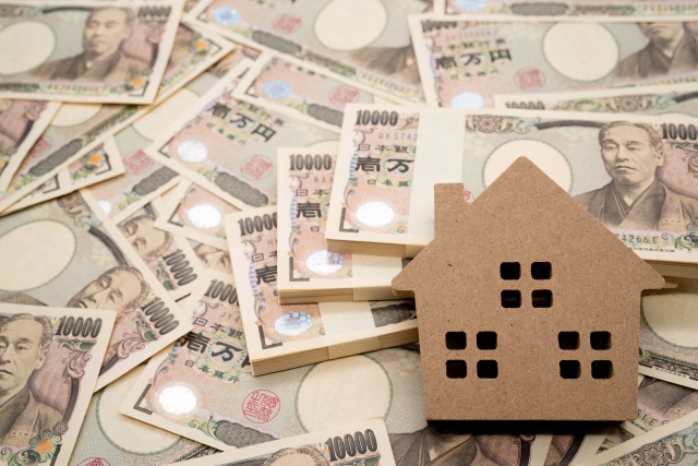 大量の１万円札、一軒家の模型