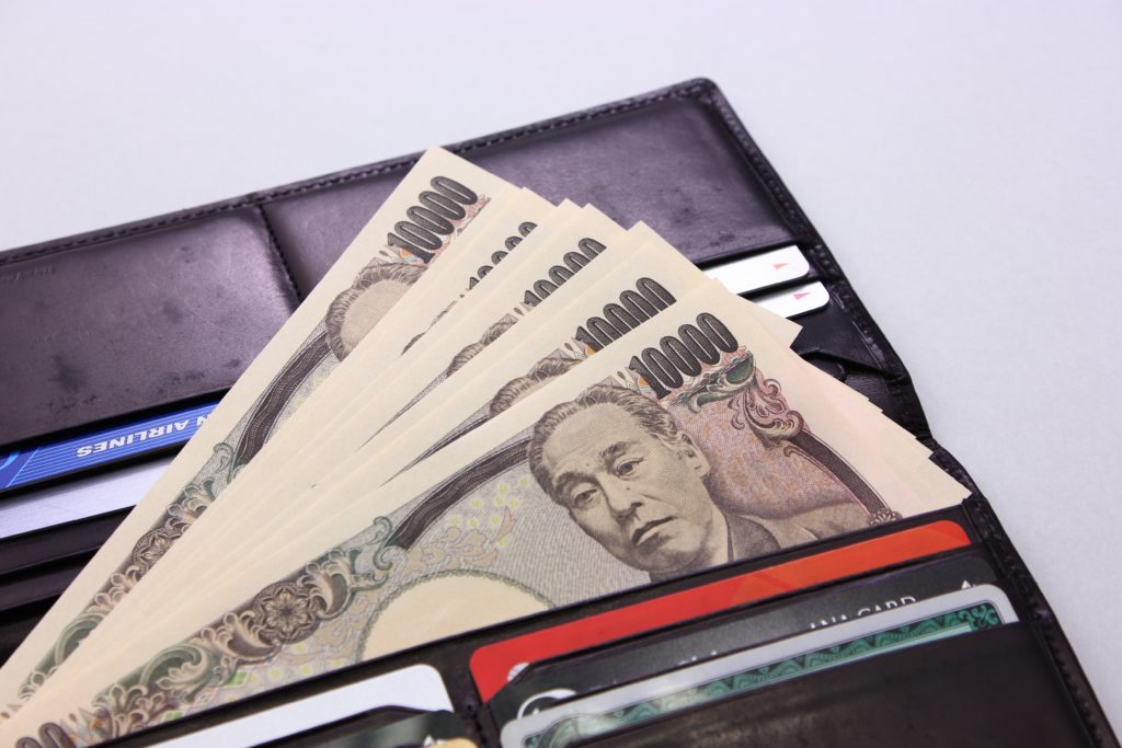 大量の１万円札と財布